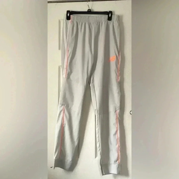 New Balance beige Joggers
SIZE Medium - Picture 1 of 4